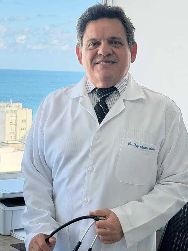 Dr. Luiz Maurino no consultório de cardiologia